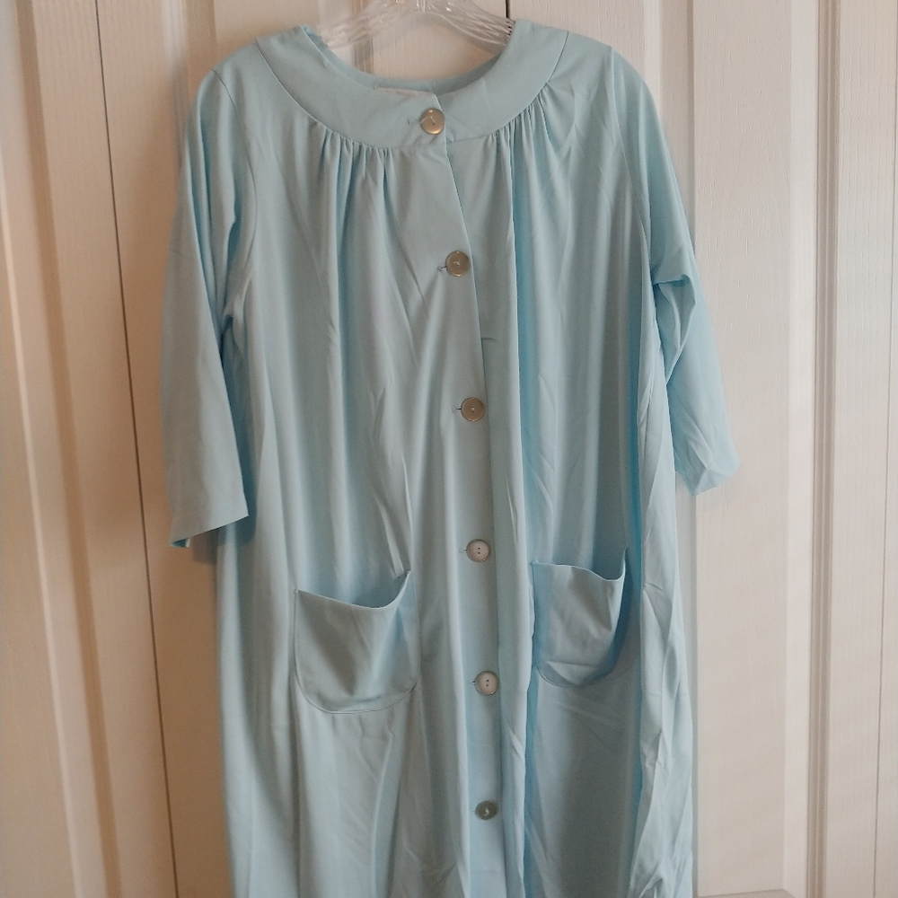 Vintage ARISTOCRAFT robe. Size S